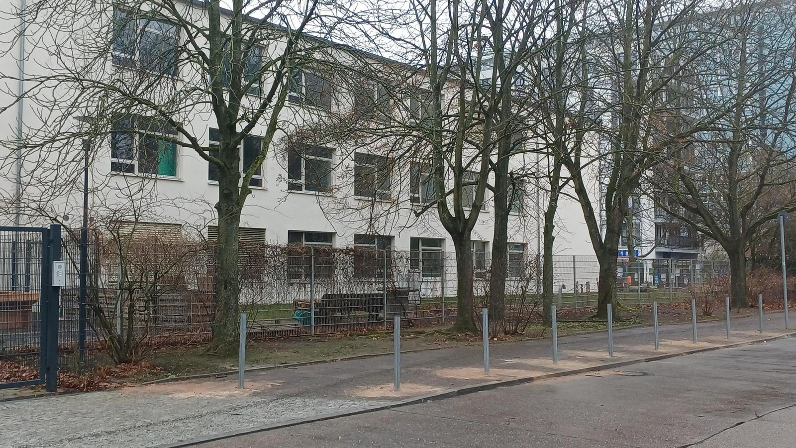 Aufregung-um-Poller-in-der-Mollstra-e-Darum-wurden-sie-aufgestellt