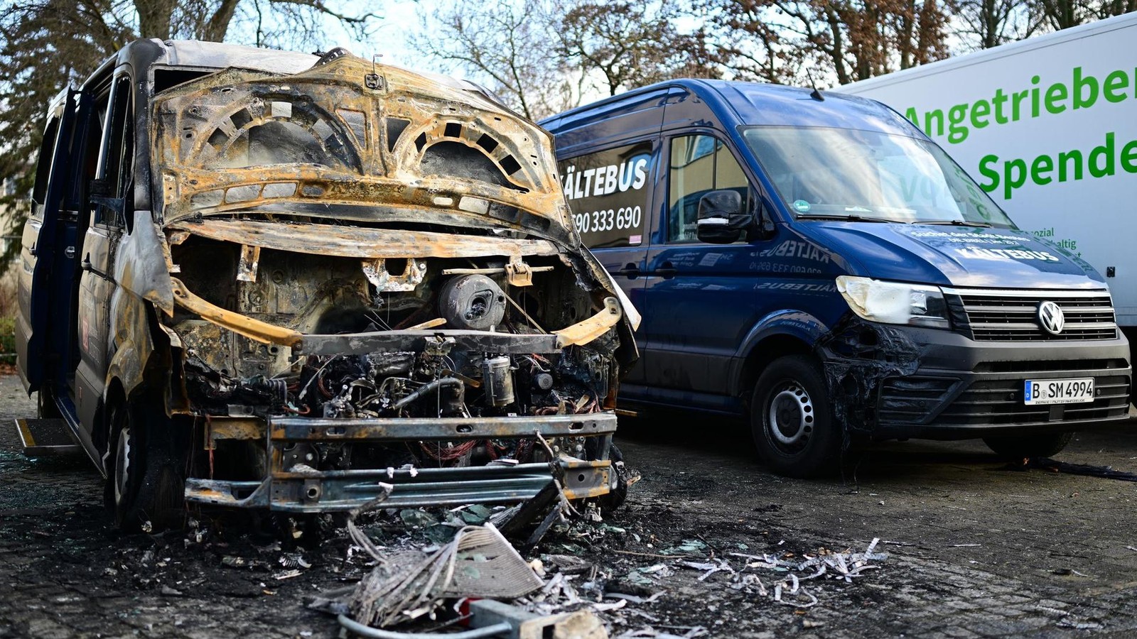 Zwei-K-ltebusse-nach-Brandanschlag-in-Berlin-komplett-Schrott-