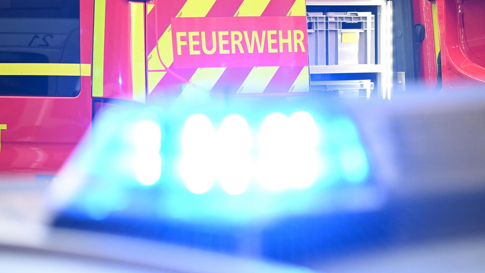 Feuerwehr-Kr-fte-r-cken-zu-Hattingens-Realschule-Gr-nstra-e-aus