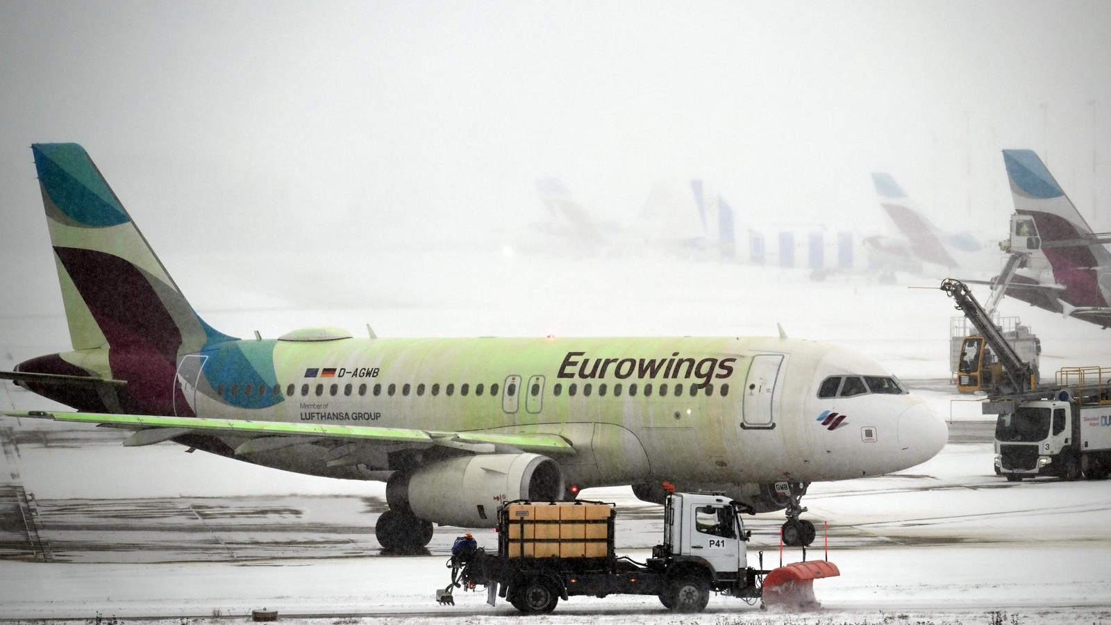 Erneut-Fl-ge-von-D-sseldorf-aus-gestrichen-wegen-Schneegl-tte-am-Zielflughafen