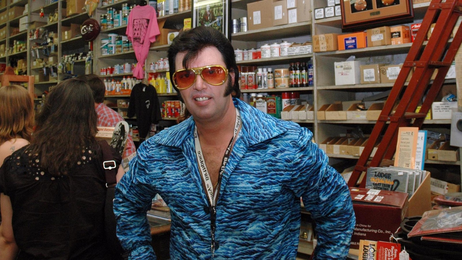 Vor-80-Jahren-bekam-Elvis-seine-erste-Gitarre-was-nun-mit-dem-Gesch-ft-passiert