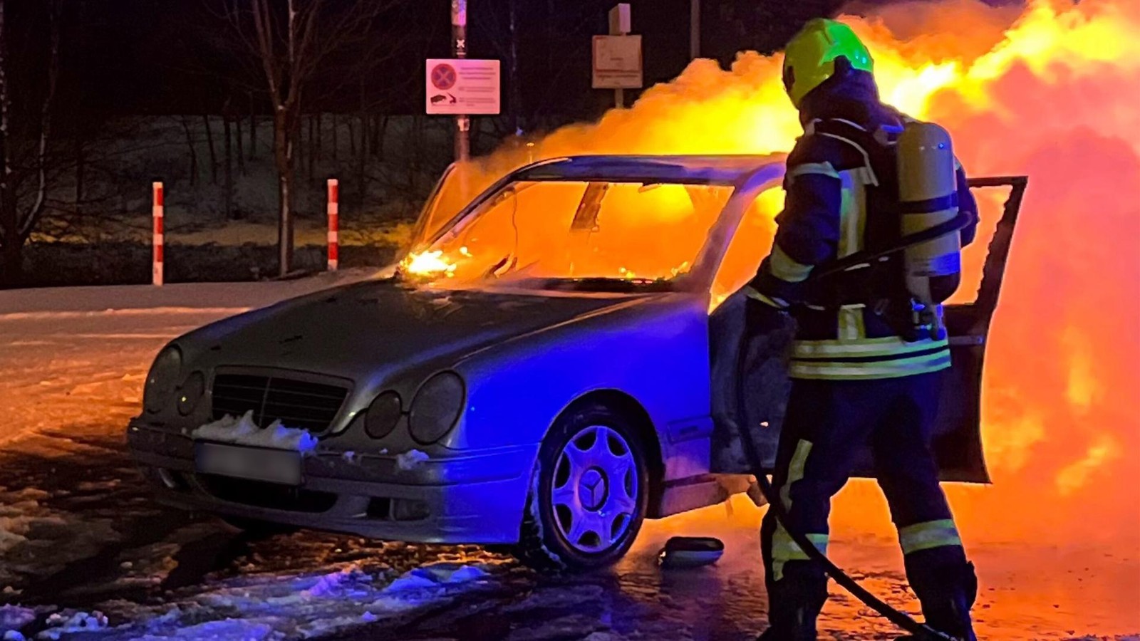 Mercedes-brennt-in-Oberhausen-Zwei-Verletzte-nach-Tankunfall-mit-Zigarette
