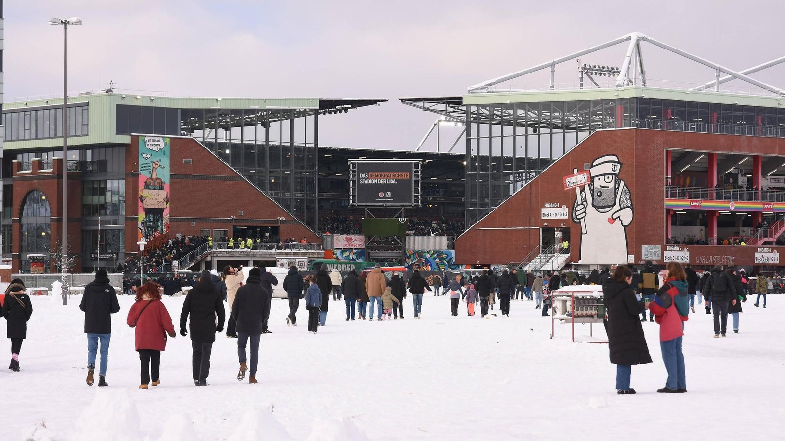 Hubschrauber-Einsatz-f-r-St-Pauli-Spiel-Vorstand-u-ert-sich-zu-Ger-cht