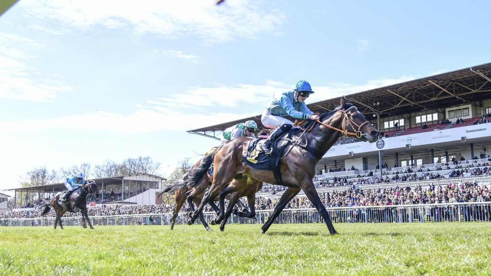 -Eine-der-gr-ten-Jockeys-Deutschlands-M-lheimer-Rennstall-holt-Top-Reiterin