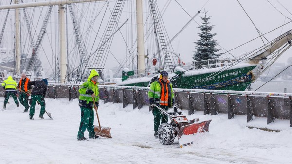 DWD warnt vor starken Schneeverwehungen – schulfrei in Hamburg