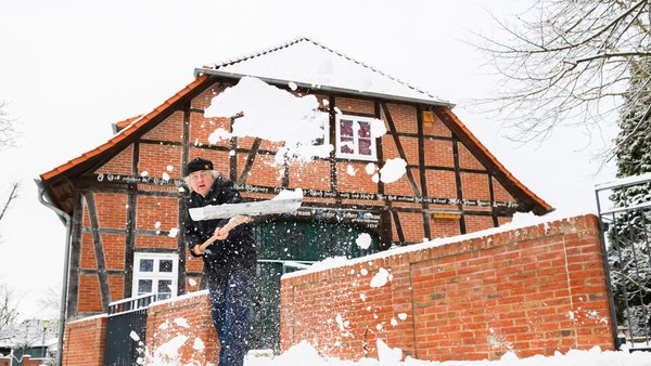 Der Region Braunschweig gehen Schneeschaufeln, Streusalz und Schlitten aus