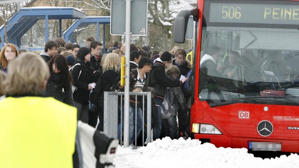Bus mit Schülern baut Unfall im Kreis Peine – Polizei schildert Hergang