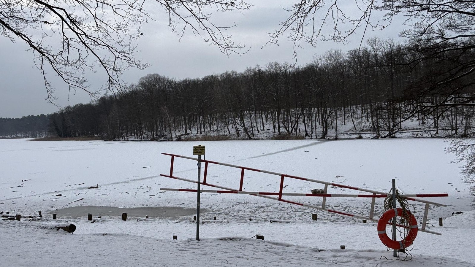 Polizei-und-Feuerwehr-warnen-Eisfl-chen-in-Berlin-nicht-tragf-hig