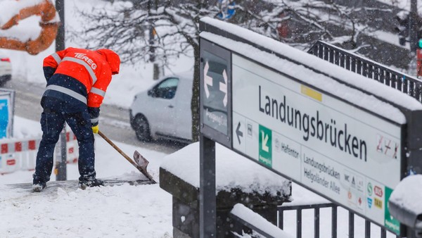 So versuchen Hochbahn und S-Bahn dem Schneetreiben zu trotzen