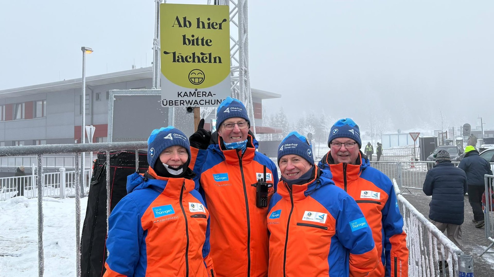 Viele-helfende-H-nde-Was-beim-Biathlon-Spektakel-in-Oberhof-am-Rande-passierte
