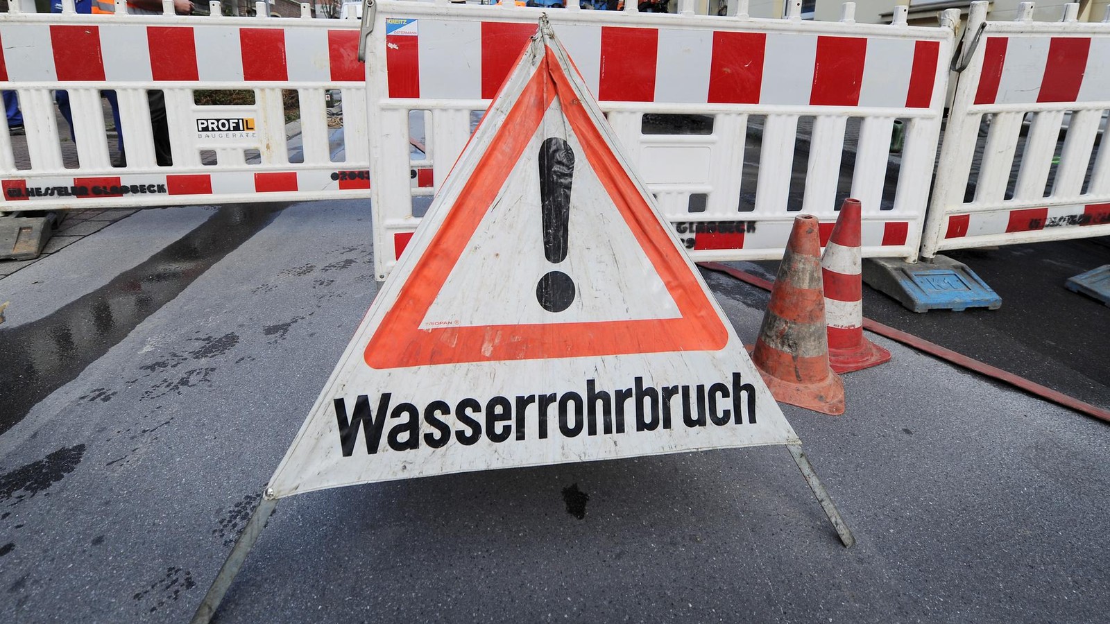 Wasserrohrbruch-mitten-im-Dorf-M-lheimer-Wasserwerke-m-ssen-Stra-e-absperren