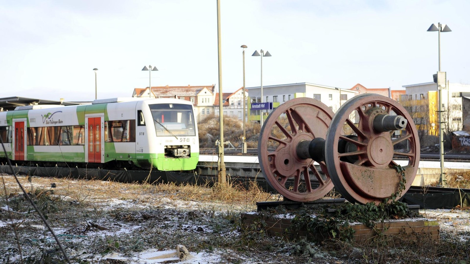 Erinnerung-an-die-Elektrifizierung-ist-wieder-am-Bahnhof-Arnstadt-sichtbar