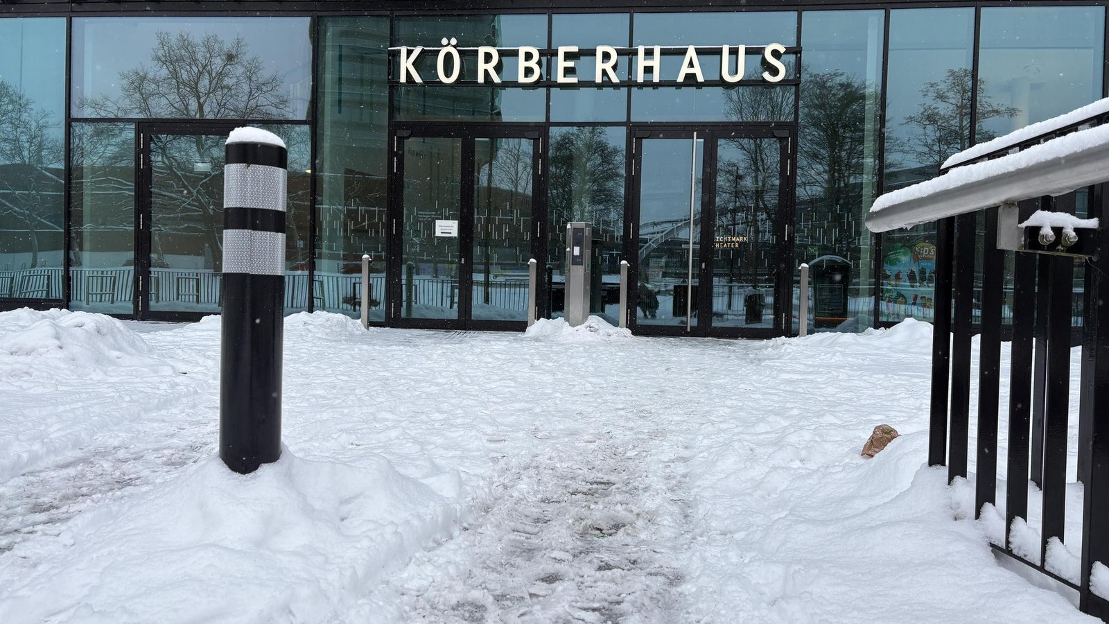 F-nf-Zust-ndige-auf-200-Metern-Schneer-umen-vorm-K-rberhaus