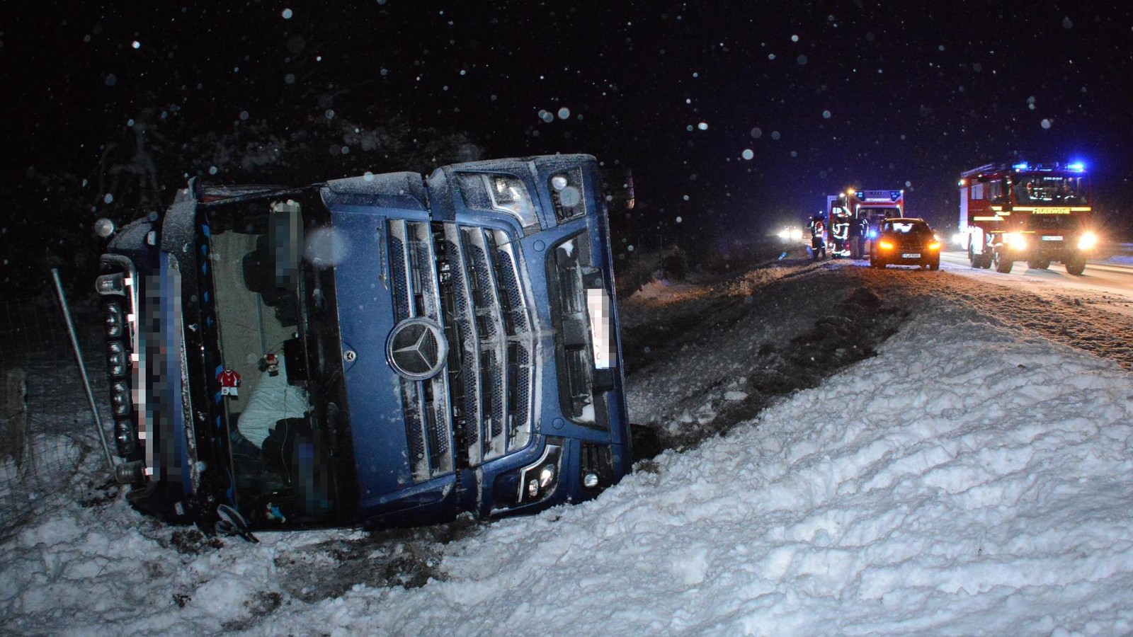 Auf-zugeschneiter-A24-Lkw-kommt-von-Stra-e-ab-und-kippt-in-Graben