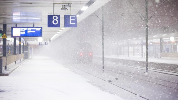 Nach Schneechaos: Bahn nimmt Fernzüge im Norden schrittweise wieder auf