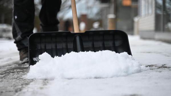 In Braunschweig ist ein heimlicher Schnee-Schipper unterwegs