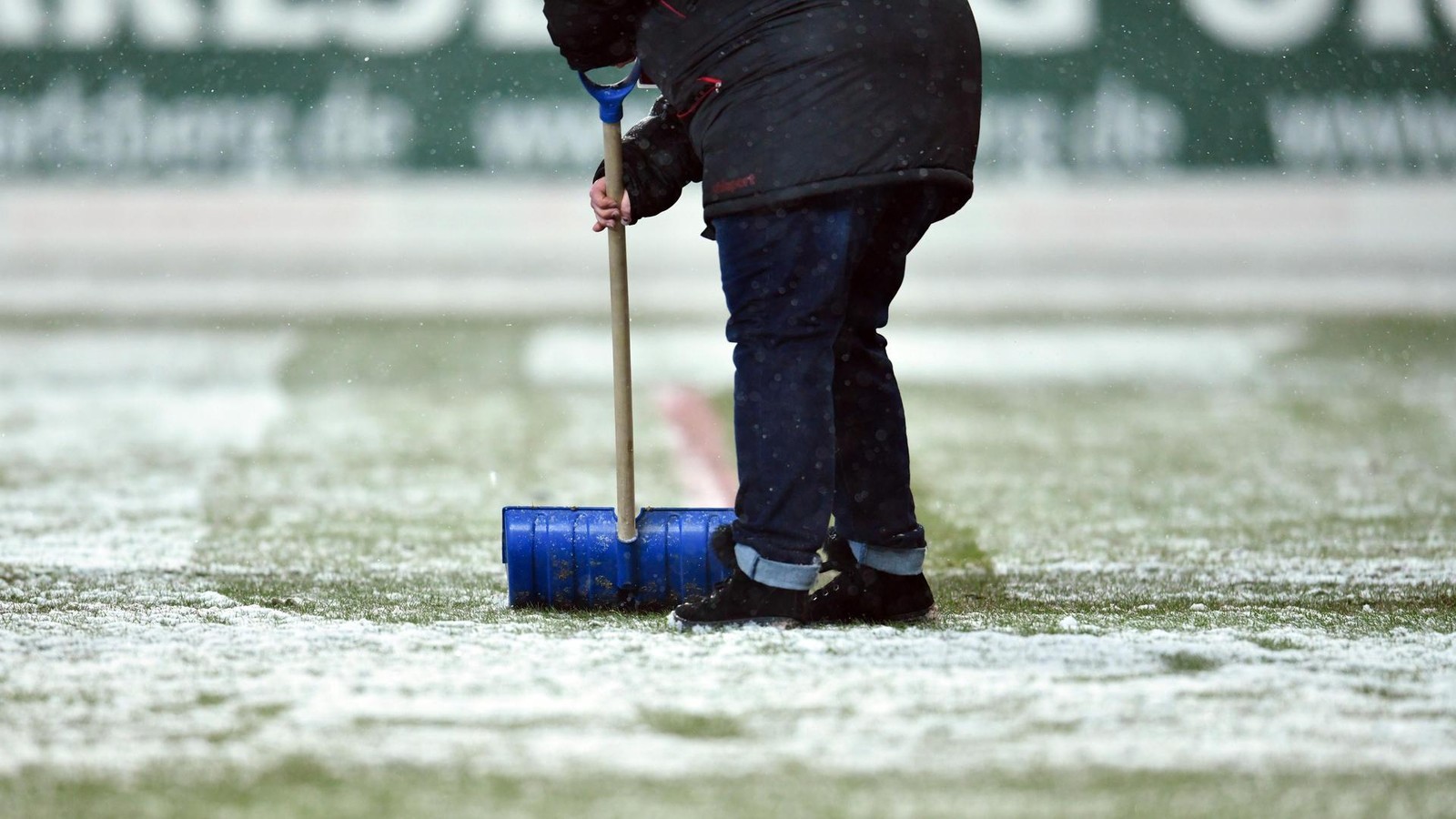 Schnee-Alarm-in-der-Bundesliga-Zweites-Spiel-abgesagt-was-Fans-wissen-m-ssen