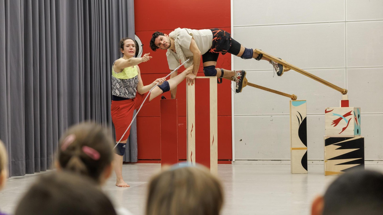 Tanzen-ums-Monster-kriechen-wie-Raubtiere-Hamburger-Schulprojekt-bringt-Spa-