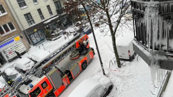 Ab Montag wieder regulär Schule – Eiszapfen drohen am Stellinger Weg abzustürzen