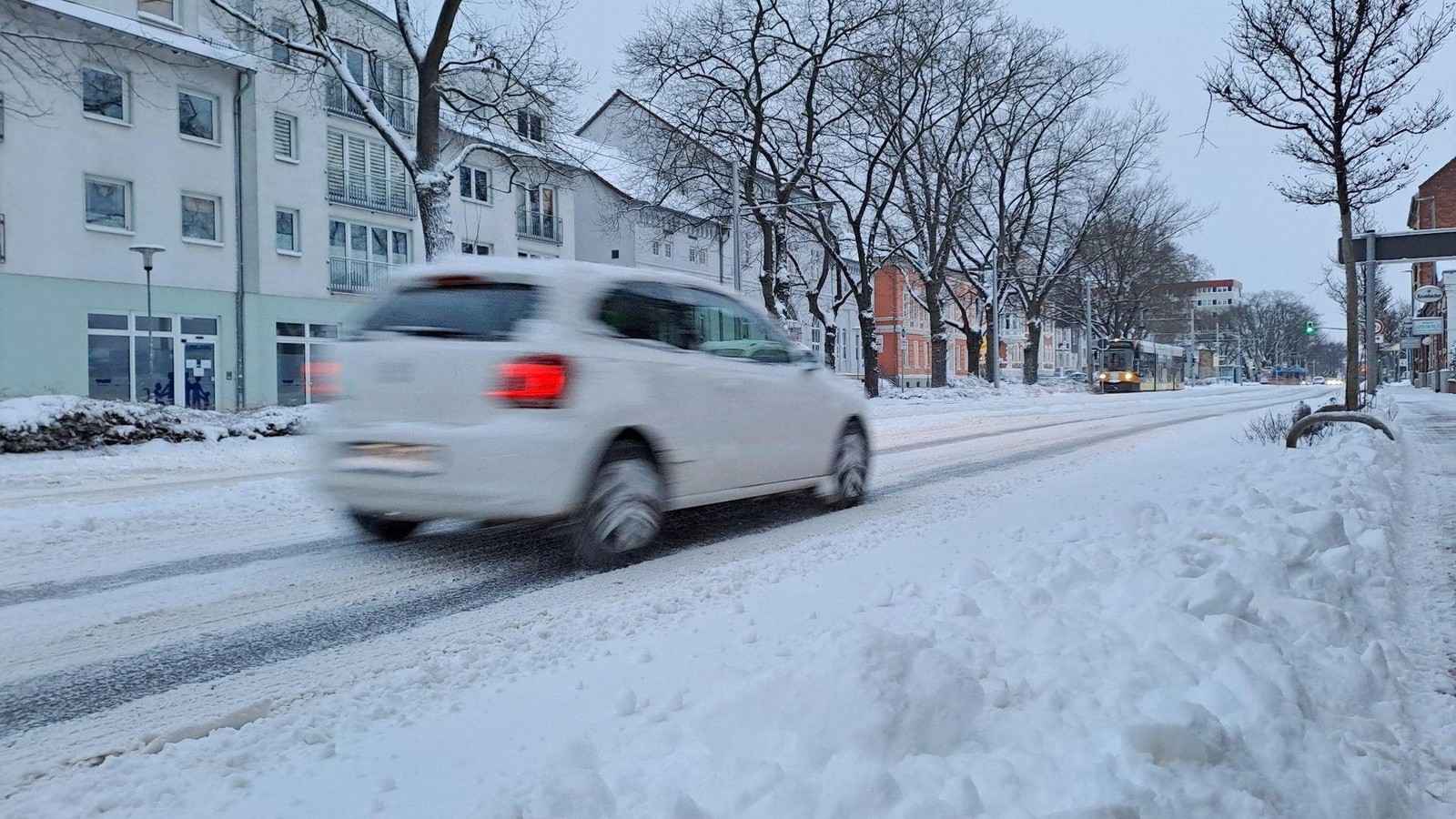 Nordhausen-unter-dicker-Schneedecke-Die-Kinder-jubeln-der-Winterdienst-schwitzt-Autofahrer-haben-es-schwer