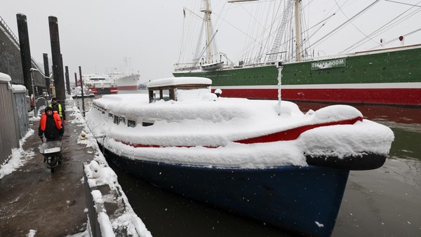 Heftiger Schneesturm legt Hamburger Hafen in weiten Teilen lahm