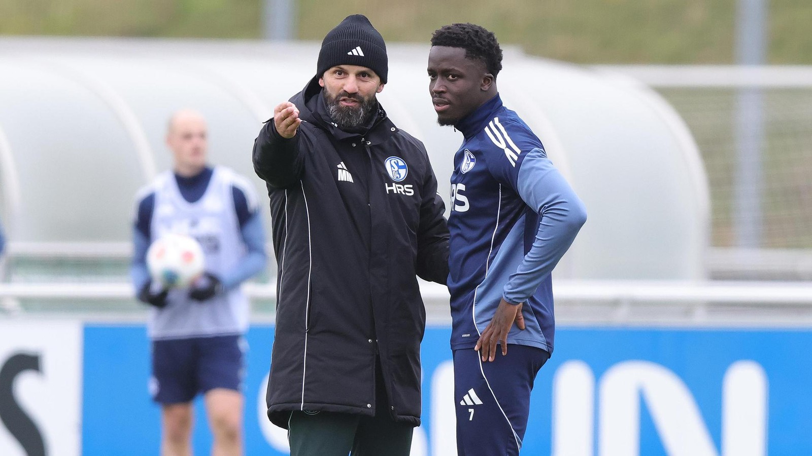 Reporter-ber-Fan-Invasion-Schalker-finden-immer-Wege-Stadien-vollzumachen-