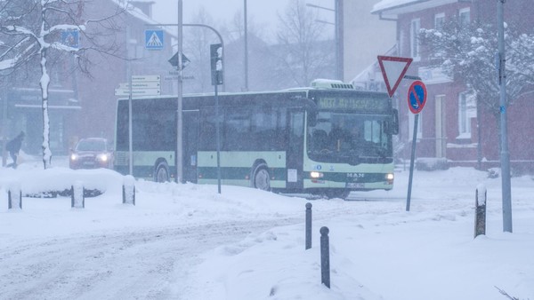 Schneechaos in Bezirk und Landkreis Harburg – Lkw stehen an A7 quer