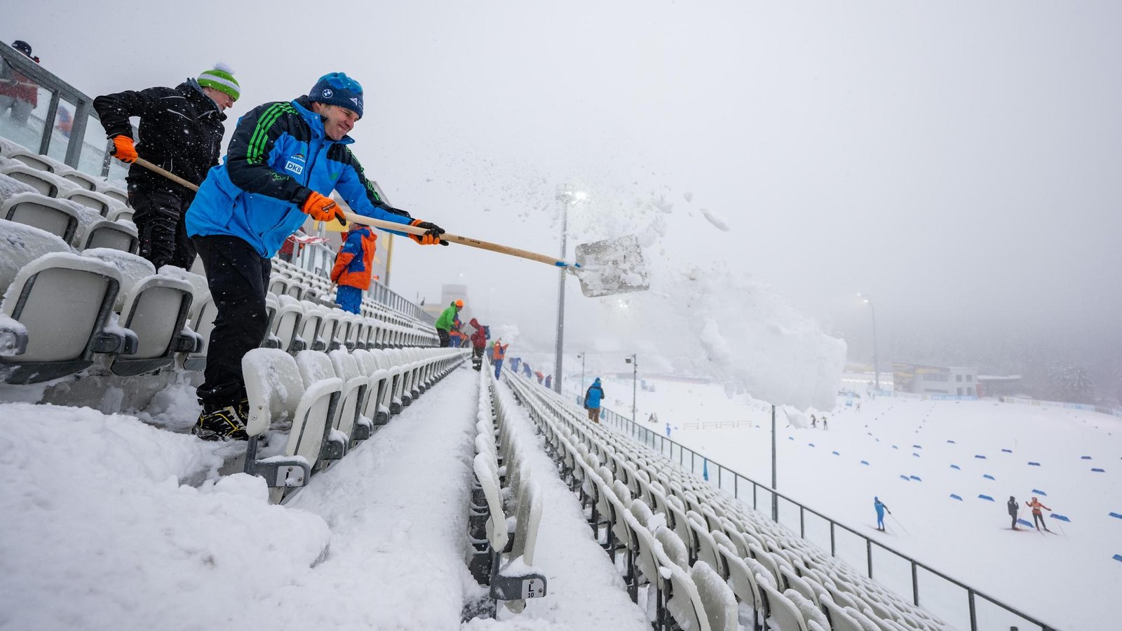 Schneeschaufeln-und-Dartspielen-Das-passiert-am-Ruhetag-beim-Biathlon-Weltcup