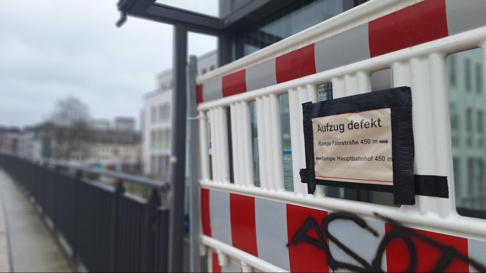 Noch-immer-au-er-Betrieb-M-lheims-Pannenaufzug-am-RS1-steht-seit-Monaten-still