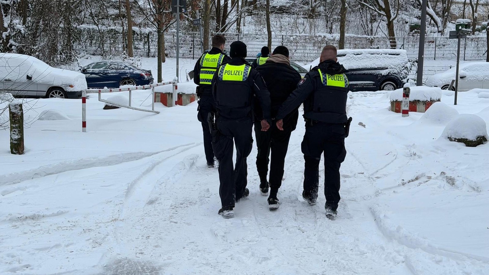 Mann-droht-mit-Messer-Polizei-st-rmt-Wohnung-auf-der-Veddel