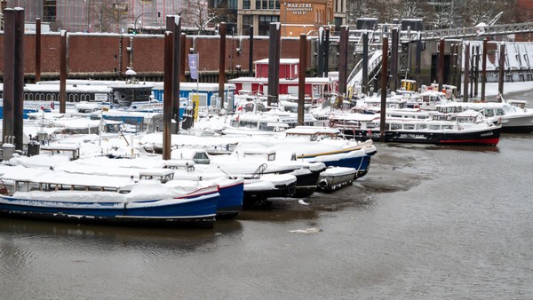 Sturmebbe im Hamburger Hafen: Tief „Elli“ sorgt für seltenes Wetterphänomen