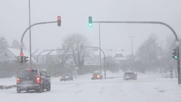 Schneefall und Sturm im Kreis Gifhorn: ÖPNV ruht, ICE gestrandet