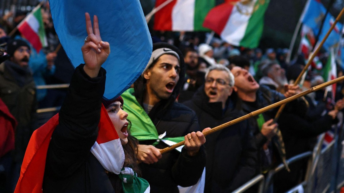 Iran: Zehn Sicherheitskräfte bei heftigen Protesten gegen Mullah-Regime getötet - 
                    1. Resim