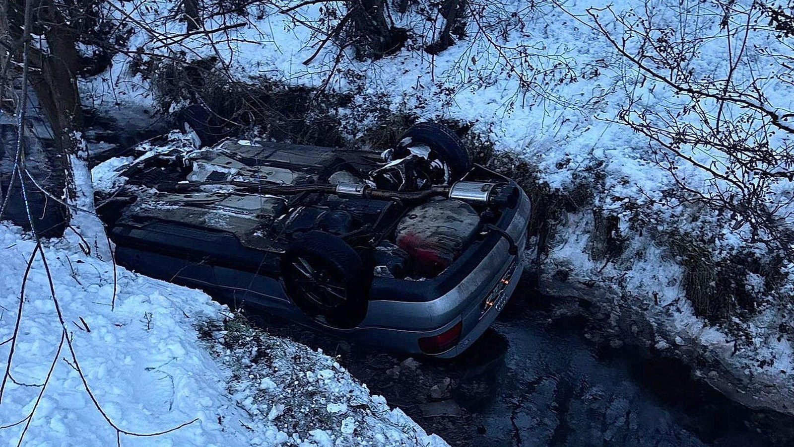 Unfall-auf-winterlicher-Stra-e-Auto-landet-auf-dem-Dach-in-der-Helme