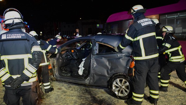 Pkw kollidiert in Curslack mit Linienbus – Mann in Klinik eingeliefert