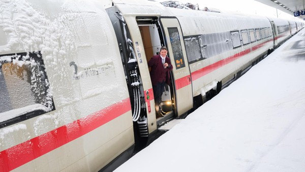 Bahnfahrt im Schneechaos und die erste Begegnung mit einem „Hotelzug“