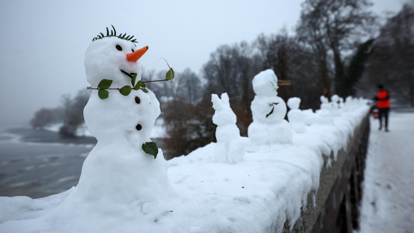 Video-von-Krugkoppelbr-cke-ver-rgert-Hamburger-Schneefiguren-zerst-rt