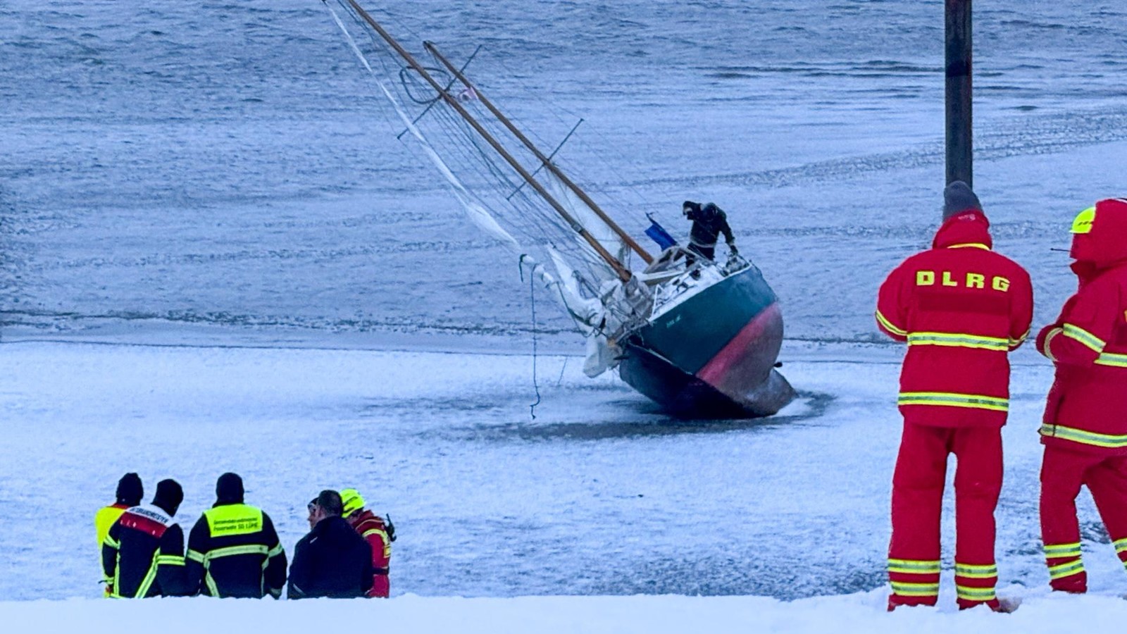 Auf-der-eisigen-Elbe-Segler-verf-hrt-sich-und-strandet-im-Schlick
