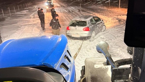 Gifhorner B4 in der Nacht dicht: Mehrere LKW und Autos versanken im Schnee