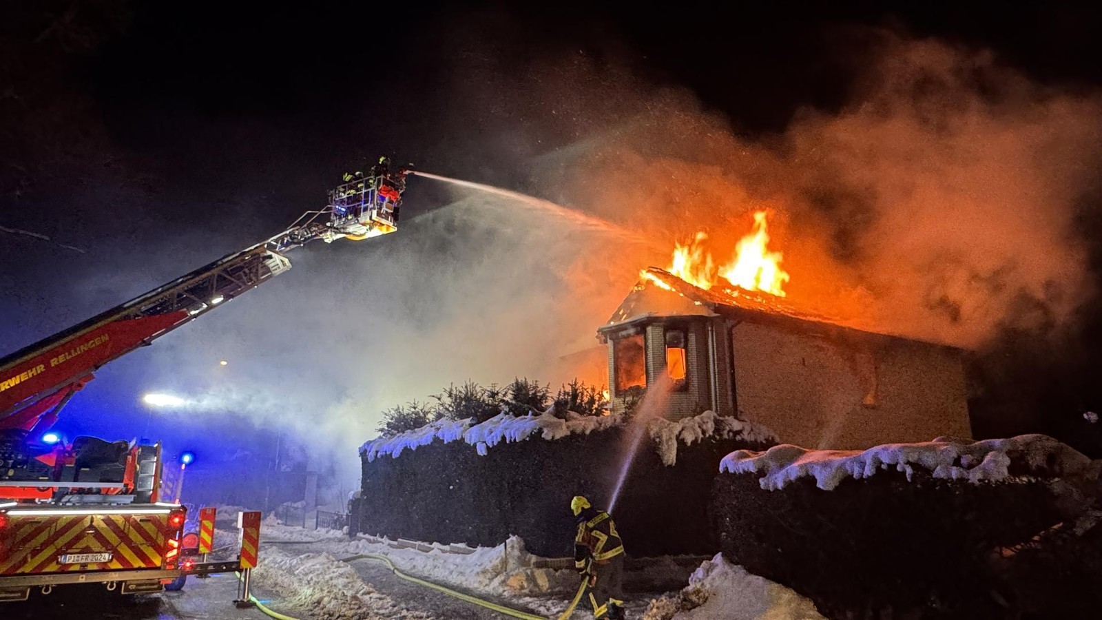 Gro-brand-in-Rellingen-Feuerwehr-k-mpft-bis-in-die-Morgenstunden-gegen-Flammen