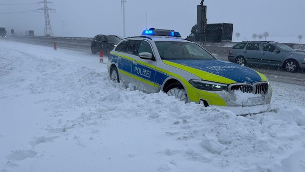 Tief „Elli“ sorgt für Turbulenzen auf Autobahn 7 – ein Toter, mehrere Verletzte