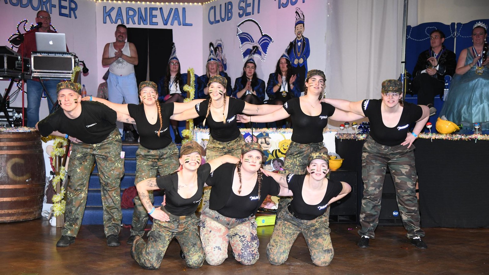 37-Fotos-Die-verr-cktesten-Kost-me-aus-der-Kindheit-beim-Fasching-im-Saale-Holzland