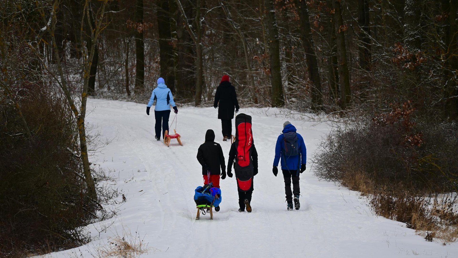 Trotz-Schneefalls-Winterruhe-am-Steinkreuz-und-sonniger-Sonntag-in-Jena