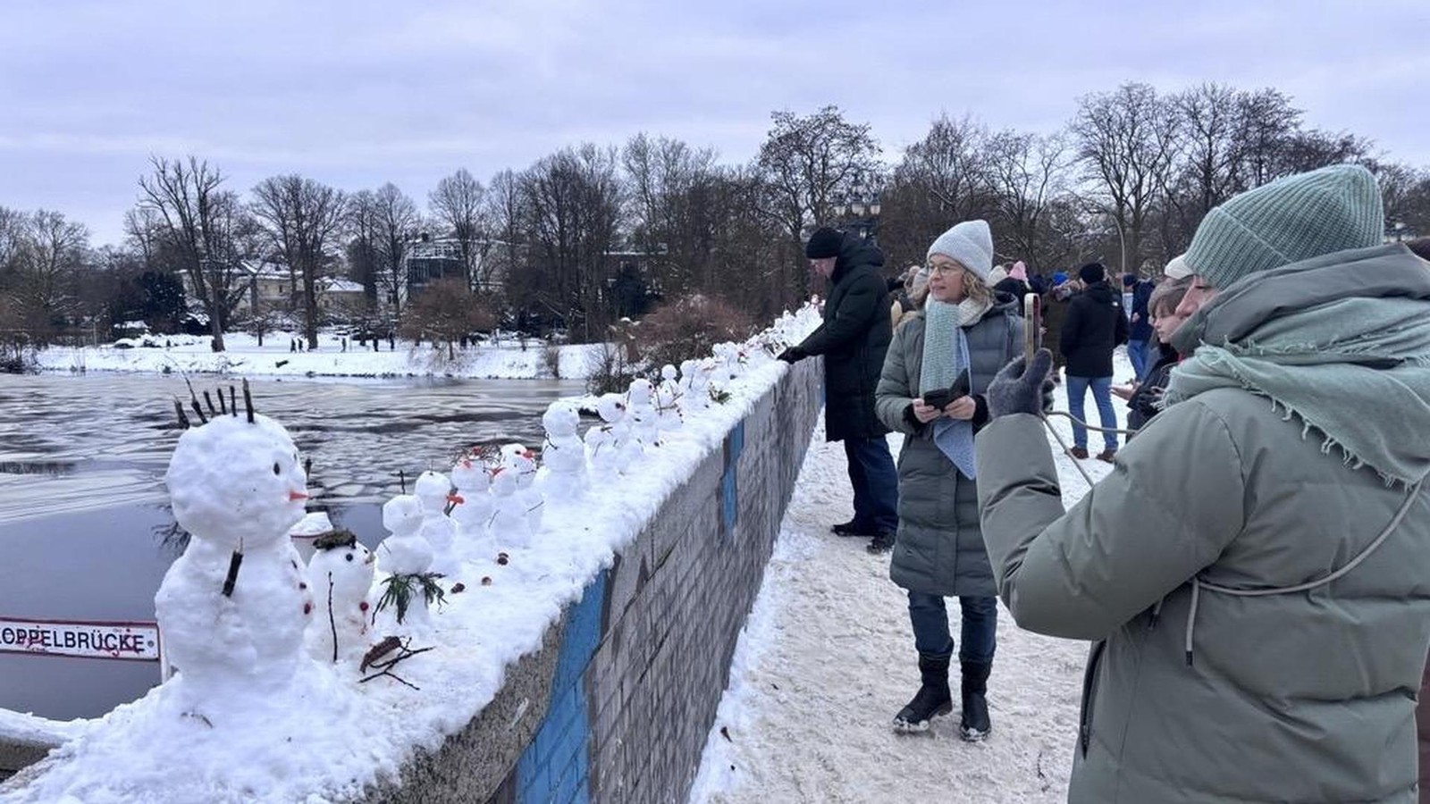 Nach-mutwilliger-Zerst-rung-Schneemannparade-an-der-Alster-steht-wieder