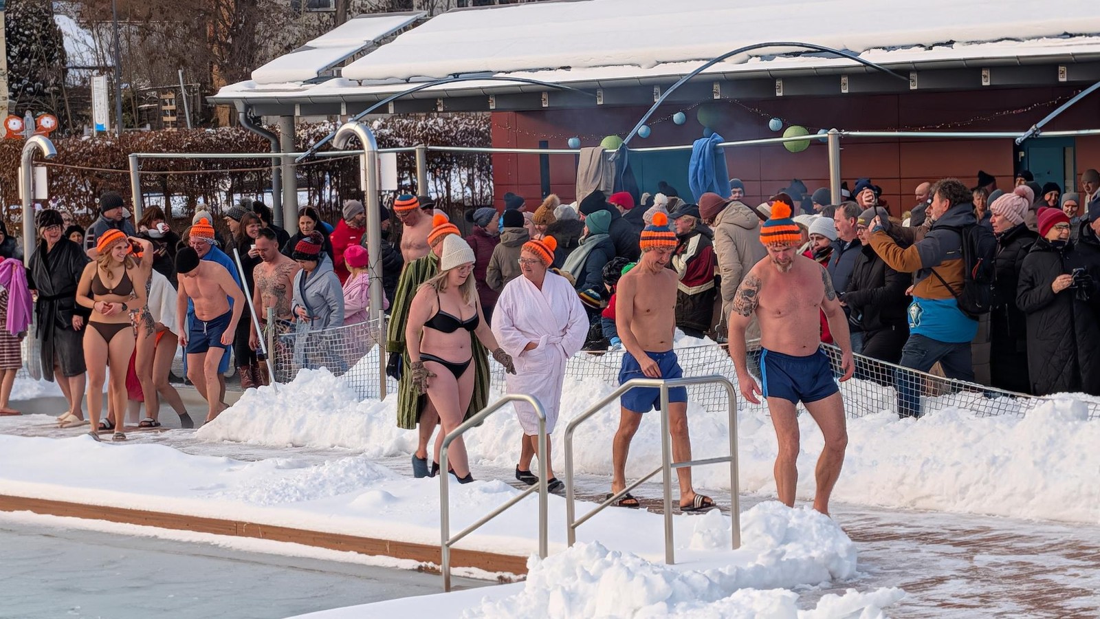 Kyffh-userkreis-Eisiges-Badevergn-gen-bei-minus-2-Grad-Celsius-Wassertemperatur