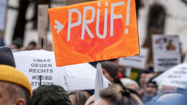 Rund 5000 Menschen und 1000 Schneemänner bei Prüf-Demo in Hamburg