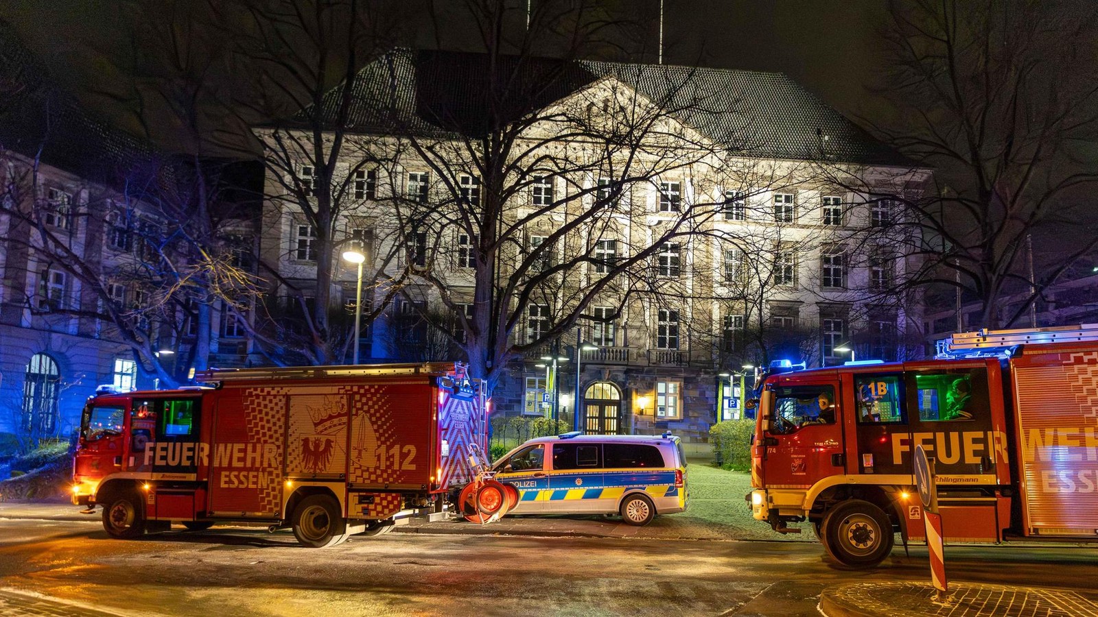 Brand-in-Gefangenenzelle-Feuerwehr-am-Polizeipr-sidium-Essen-im-Einsatz