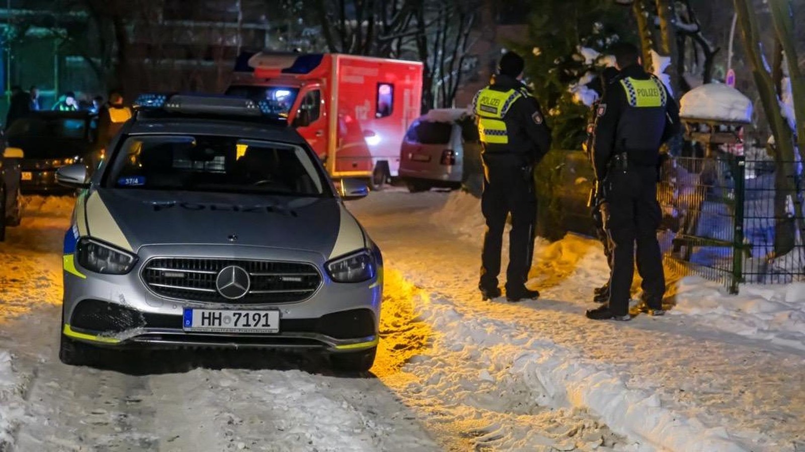 Zwei-Gro-familien-gehen-in-Wandsbek-aufeinander-los-Stimmung-hochemotional-