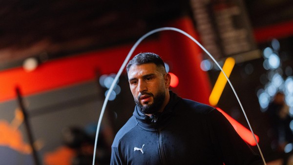 WM-Traum lebt: Bochumer Boxer Kabayel siegt vor 13.000 Fans in Oberhausen