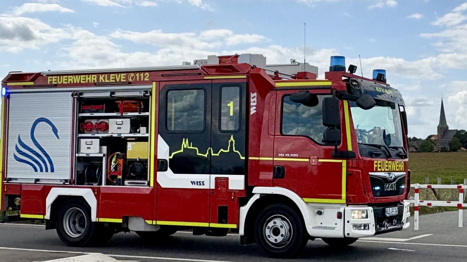 VW-Bus-brannte-lichterloh-auf-der-Brabanter-Stra-e-in-Kleve